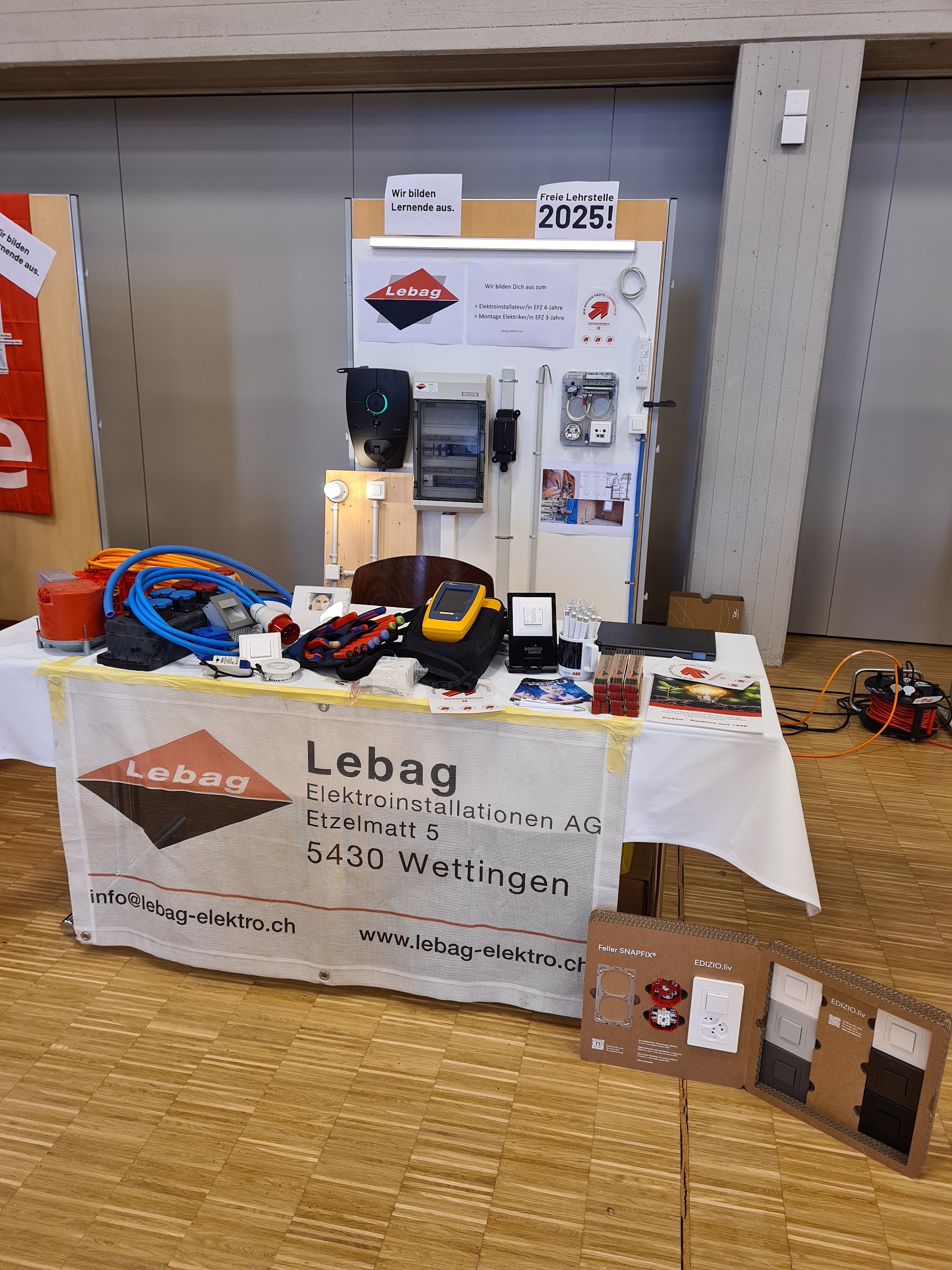 Lebag Messestand mit Banner und Elektro-Zubehör