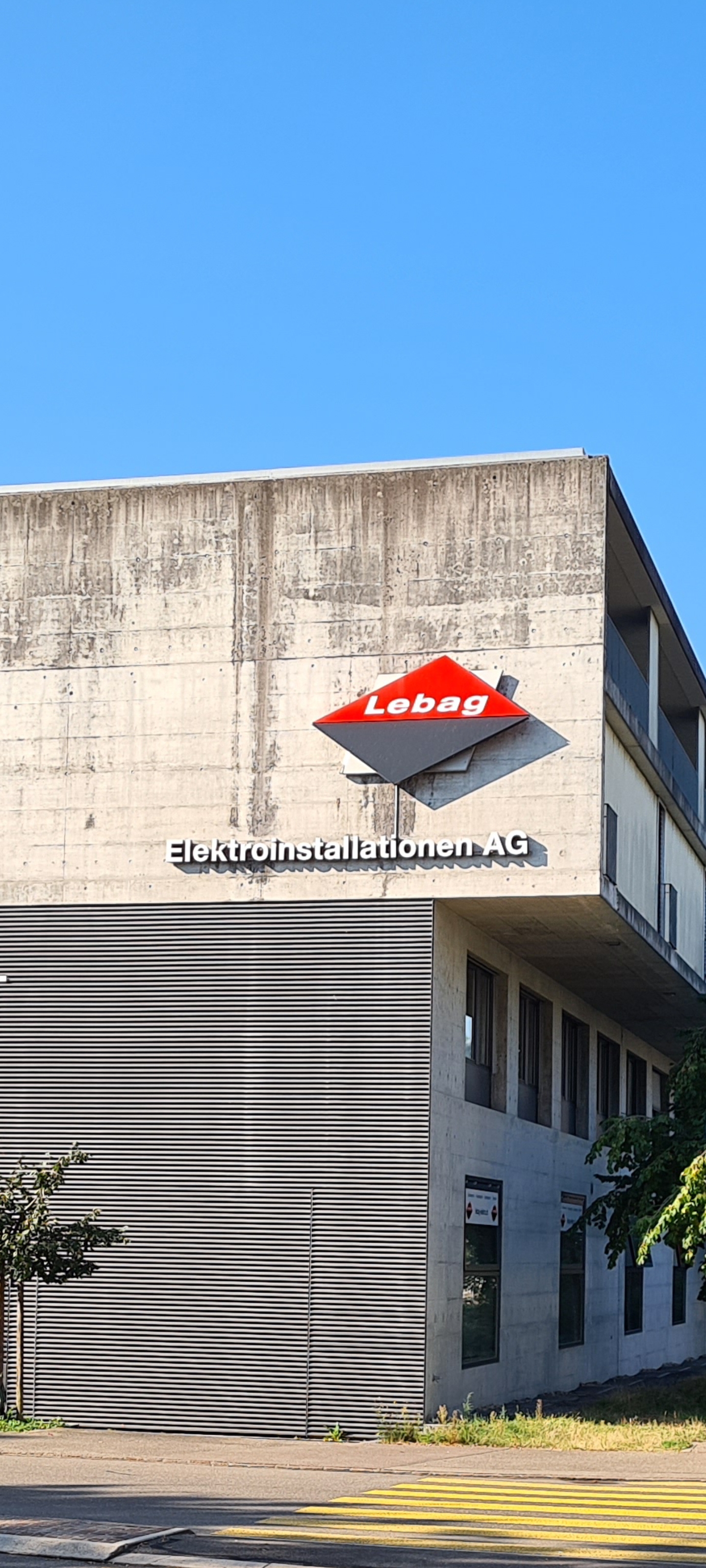 Lebag-Standort mit Firmenschild, Hochformat