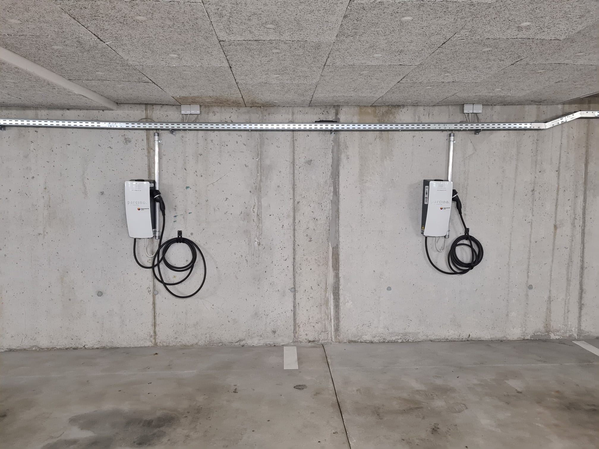 Zwei Ladestationen in einer Tiefgarage