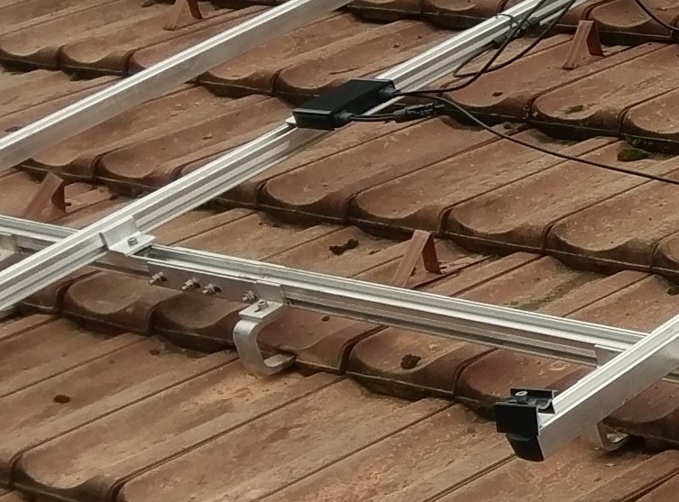 Dachhaken und Schiene auf Ziegeln