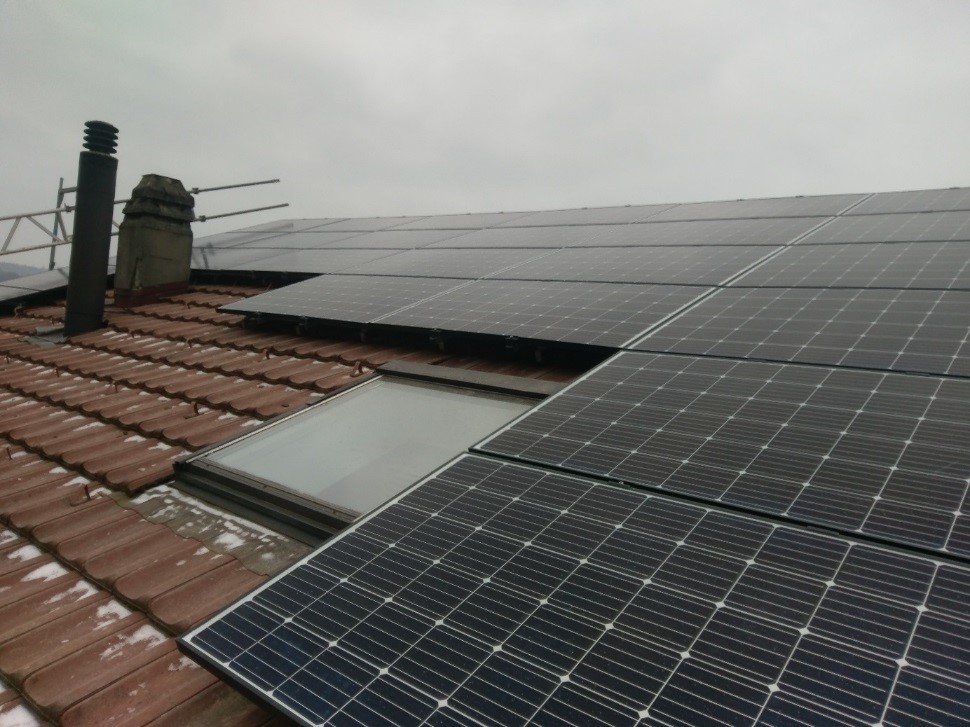 Haus mit fertiger Photovoltaik-Anlage auf dem Dach