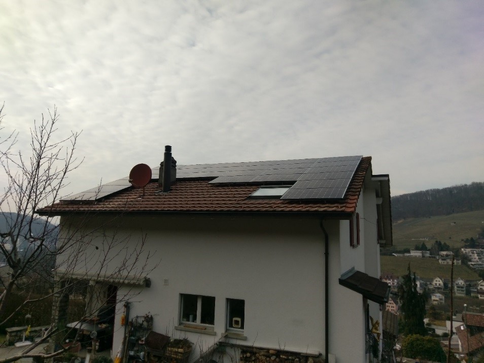 Einfamilienhaus mit Solarmodulen, Ansicht von der Seite