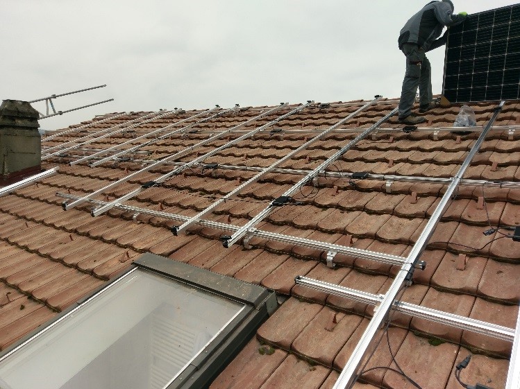 Montage der Solarmodule auf dem Schrägdach