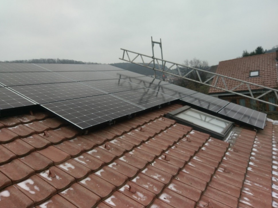 Montierte Solarmodule neben einem Dachfenster