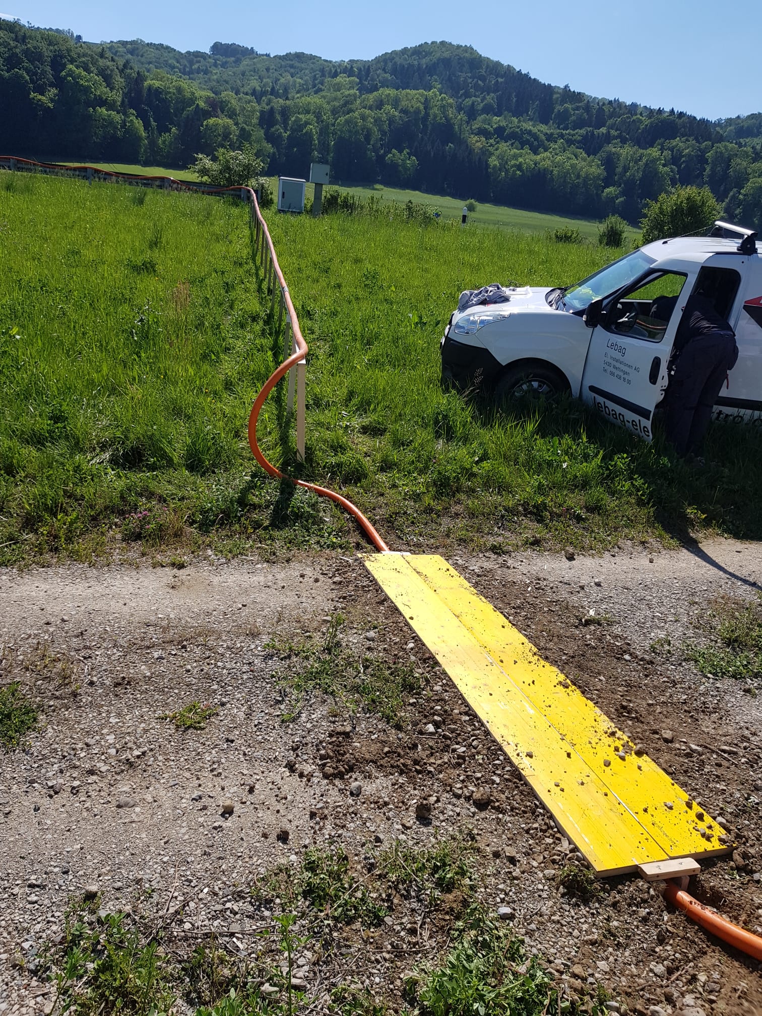 Gelber Kabelschutz am Feldweg