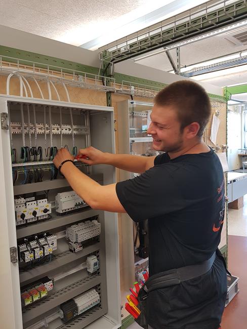 Monteur bei der Arbeit an einem Schaltschrank